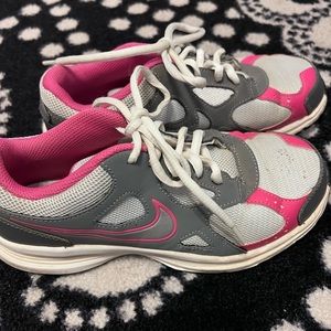 NIKE tennis shoes. Excellent used condition! Size 5Y…fits women size 5